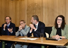 Da sinistra a destra: Walter Guerra, pomologo di fama mondiale e coordinatore dell'Interpoma Congress, Harald Weis (presid. Consorzio Mela Alto Adige), Thomas Mur (Fiera di Bolzano) e Anna Crossignani (brand manager Interpoma) hanno colto l'occasione della fiera di Berlino per introdurre l'edizione della manifestazione biennale dedicata al mondo della mela (Interpoma) che si svolgerà quest'anno.