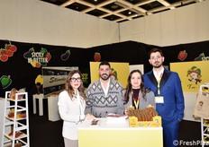 Sicily is better: ne sono convinti i rappresentanti della Tre C di Acate, in provincia di Ragusa, specializzata nella produzione di pomodorini di alta qualità che copre l'intero anno. Da sinistra: Concetta Celeste, Gaetano Castiglione, Alice Celeste e Simone Castiglione. L'azienda possiede 50 ettari di serre in fuori suolo con irrigazione a goccia, con un'attenzione particolare al rispetto della tutela dell'ambiente e delle risorse.