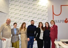 Una bella rappresentanza per la OP Isola Verde, che fa parte di Unaproa. Da sinistra: Giuliano Sonzogni, Paola Foglia, Valentina Vivolo, Simone Sonzogni, Giusy Pezzali e Giorgia Sonzogni. Ultima a destra, Lorena D'Annunzio, dirigente Unaproa. OP Isola Verde è un’organizzazione di 19 produttori specializzata nella coltivazione ecosostenibile di insalatine baby leaf. Grazie a oltre 280 ettari di serre dislocati tra Bergamo e Salerno, garantisce una filiera certificata, biologica e integrata ogni giorno dell'anno.