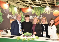 Per Amico Bio, da sinistra: Enrico Amico (titolare nonché presidente della Demeter Italia), Christian Amico, Marcella Riccio, Marilena Piro e Flavia Amico. Amico Bio è specializzata nell'agricoltura biodinamica certificata Demeter, pioniera di un modello di economia circolare a ciclo chiuso.