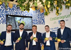 A Berlino non poteva mancare la OP Costieragrumi con i suoi scenografici limoni! Da sinistra: Francesco Giordano (responsabile logistica), Marco Amato (responsabile produzione della OP), Carlo De Riso (Ceo della OP), Vincenzo Portoricco (capo reparto) e Manuel De Riso (responsabile contatti esteri). "Quest'anno i prezzi per i limoni saranno più elevati a partire da maggio/giugno" afferma Carlo De Riso, e aggiunge: "In fiera si registra un forte aumento dell'attenzione da parte dei clienti esteri".