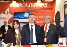 Napolitrans è un'azienda che opera da oltre trent'anni nel settore dei trasporti e della logistica, con una particolare specializzazione nei servizi di trasporto a temperatura controllata. Da sinistra: Monica Napoli, Gerardo Napoli e Antonio Napoli.