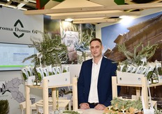 Raffaele Palma di Aroma Domus, che coltiva erbe aromatiche tra la Piana del Sele e quella Ingauna. Gestisce la filiera dalla semina al confezionamento con tecniche ecosostenibili.