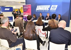 Un momento dalla conferenza stampa presso lo stand della UNITEC, che progetta tecnologie per la lavorazione, calibratura e classificazione della qualità di ortofrutta fresca. Il gruppo sviluppa internamente sistemi di automazione, robotica e visione artificiale che coprono l'intero ciclo produttivo, garantendo tracciabilità e selezione precisa per frutta e verdura.