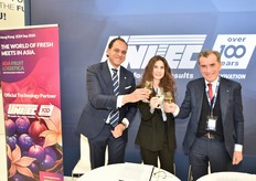 Un brindisi finale per suggellare l'importante partnership tra Unitec e Asia Fruit Logistica 2026, dove il gruppo italiano e internazionale sarà il Partner Tecnologico esclusivo ufficiale. In foto, da sinistra a destra: Nour Abdrabbo (dir. commerciale Unitec), Shasa Aylen Lo Russo (Market Manager and Buyer Manager for Asia Fruit Logistica) e Angelo Benedetti (presidente Unitec).