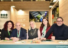 OP Rago produce e distribuisce insalate di prima e quarta gamma dalla Piana del Sele. L'azienda rifornisce la GDO nazionale e internazionale utilizzando tecnologie avanzate e pratiche agricole sostenibili. Da sinistra: Laura Pastore, Rosario Rago, Corinna Pass, Matilde Ardia e Michele Gioia.