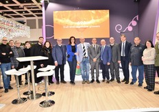 APOC Salerno è un'organizzazione di produttori che commercializza ortofrutta da agricoltura integrata e biologica. Supporta le aziende associate garantendo una filiera tracciata e prodotti 100% italiani. In questa foto una rappresentanza di dirigenti e produttori associati.