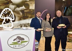 Per l'azienda agricola micologica De Biasi, da sinistra: William, Paola e Donato De Biasi. L'azienda produce tutti le varietà di funghi coltivabili (tranne lo champignon), a partire dal cardoncello tipico pugliese. Fornisce anche i substrati di coltivazione per altri produttori di funghi.