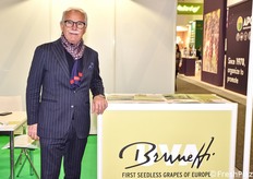 Uva Brunetti è specializzata nella produzione di uve da tavola senza semi molto precoci. Si distingue per essere la prima azienda a introdurre uva seedless di origine europea sul mercato mondiale. In foto, il titolare Angelo Brunetti.
