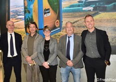 La fiera di Berlino ha offerto l'occasione per presentare le iniziative innovative alla cordata pubblico-privata che coinvolge il brand Melinda e le associazioni della provincia autonoma di Trento. In foto, da sinistra a destra: il responsabile marketing e comunicazione Melinda Andrea Fedrizzi, il nuovo presidente de La Trentina, Michele Roncador, Giulia Zanotelli (assessore all'Agricoltura della provincia di Trento), Ernesto Seppi (presidente Melinda) e Nicola Magnani (direttore commerciale del Consorzio Melinda).