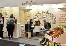 Agrologica OP è un’organizzazione di produttori siciliani che coltiva e trasforma ortofrutta biologica e conserve. Gestisce la distribuzione di prodotti certificati, inclusi marchi IGP.