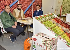 Caudio Scandola (sulla destra) con due clienti nello stand B&B Frutta, azienda che produce ed esporta mele in oltre 60 Paesi. Gestisce l'intera filiera, dalla coltivazione alla logistica, garantendo la sicurezza alimentare e la valorizzazione della produzione locale.