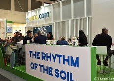 OP Euro.com produce e commercializza baby leaves, lattughe ed erbe aromatiche. L'organizzazione aggrega 19 aziende distribuite su 900 ettari, garantendo prodotti freschi e biologici per il mercato europeo.