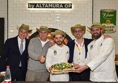 La Altamura è un'organizzazione di produttori specializzata nella coltivazione di baby leaf, con la rucola come prodotto di punta, melone gialletto e anguria. Nella foto, Alfredo De Santis (a sinistra) e Fabrizio Todisco (il secondo da destra) insieme agli chef che hanno preparato una ricca e appetitosa pizza.