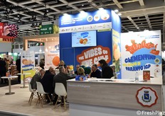 Riunione in corso nello stand del Consorzio di tutela Clementine del Golfo di Taranto IGP.