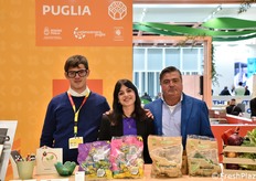 Giovanni, Sara e Michele Ciarciello. Ciarciello Group fornisce semilavorati per l’industria alimentare. Leader nella pelatura di cipolle, coltiva 120 ettari offrendo prodotti freschi e surgelati seguendo la filiera dal seme al prodotto finito.