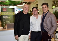 Didonna Fruit Company opera da 30 anni nel settore ortofrutticolo europeo. Gestisce intermediazione, logistica e controllo qualità, garantendo la fornitura di prodotti italiani per tutto l'anno. Da sinistra: Donato Didonna, Pierpaolo Dell'Edera e Antonio Borriello.