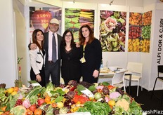 Alpi Dor & C esporta ortofrutta italiana nei mercati internazionali. È specializzata nella fornitura di pallet misti personalizzati per grossisti e distributori, garantendo flessibilità e controllo della qualità. Da sinistra: Carola De Paoli, Pietro De Paoli, Dorina Furrari e Irma Gjyla.