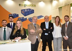 Ecoplastica produce casse in polipropilene 100% riciclabili per l'imballaggio di ortofrutta. L'azienda offre soluzioni personalizzate e abbattibili, gestendo il recupero degli imballaggi tramite il consorzio CONIP. Da sinistra: Roberto De Giovanni, Carmine Lombardi, Giordana Cristiani, Domenico Monteleone, Francesco De Giovanni, Tiziana Stanzione e Marco De Giovanni.