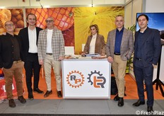 ROM Plastica è un'azienda di Chioggia, nella laguna veneziana, che si distingue per la produzione di reti estruse e tessute in plastica e cellulosa. Da sinistra: Massimo Barbato (titolare), Filippo Coggi, Massimo Grannini, Annarosa Arditi, Fabrizio Rostellato e Brando Barbato.