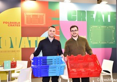 Plastica Sud progetta e produce imballaggi in plastica per l'ortofrutta. Fornisce casse personalizzate, abbattibili e pallet per il trasporto e la conservazione, operando con processi certificati. In foto, da sinistra: Francesco Amato ed Eduardo Caiazza.
