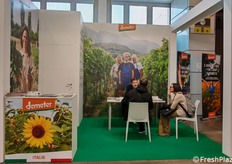 Allo stand Demeter Italia Marco Schiatti, responsabile certificazione e qualità, impegnato in un appuntamento.