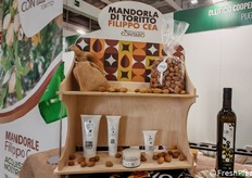 Per contrastare la crisi del settore e valorizzare il lavoro dei soci, la cooperativa ha anche stretto una collaborazione con un'azienda terza per la produzione di una linea di cosmesi basata sulle proprie materie prime (olio e mandorle). La gamma prodotti include: crema corpo, crema mani, crema viso e crema gel dopobarba.