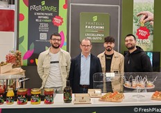 Giandomenico, Pietro, Antonio e Marco Antonio Facchini in rappresentanza dell'azienda agricola Fratelli Facchini, che coltiva in fuori suolo diverse tipologie di pomodoro (insalataro, datterino rosso e giallo, ciliegino) e cetriolo di tipo baresano.