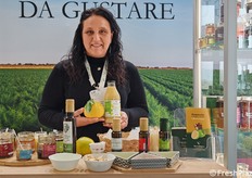 Antonia Versaci, titolare della calabrese Tenuta Versaci, azienda che offre diverse conserve e marmellate, ma anche succo di bergamotto. "I nostri bergamotti vengono fatti lavorare per ottenere succo e olio essenziale".
