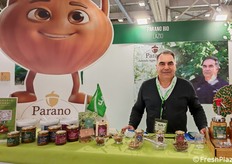 Anselmo Filesi dell'azienda agricola biologica Parano, specializzata in nocciole della Tuscia.