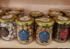 In occasione di Sana Food 2026, l'azienda ha pensato anche al giusto abbinamento con le degustazioni di vino: le nocciole salate.