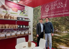 Mattia Morelli dell'azienda agricola biologica Tenuta Del Noce, in fiera insieme al cugino.