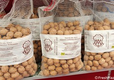 Oltre a olio EVO e mandorle biologiche, l'azienda è specializzata nella produzione di noci bio, in particolare della varietà Chandler.