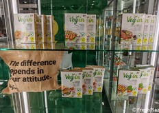 Nell'area V-Label Italia, sono stati diversi i prodotti esposti. In foto: burger a base di curry, funghi champignon, olive nere, spinaci e semi vari.