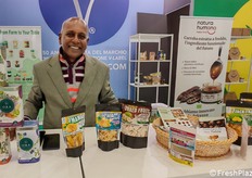Silani Food Stuff nasce dalla passione di condividere con il mondo i ricchi tesori dello Sri Lanka. Fondata da un gruppo di persone che condividono un profondo amore per i doni della natura, l'azienda ha intrapreso la missione di colmare il divario tra i rigogliosi campi dello Sri Lanka e le case dei clienti negli Emirati Arabi Uniti. Asela (in foto) mostra la linea di frutti esotici disidratati.
