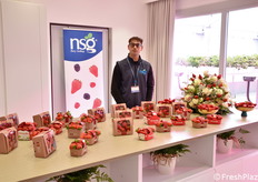 Una bella esposizione di fragole all'interno del centro sperimentale. In foto, Bartolomeo Aspromonte.
