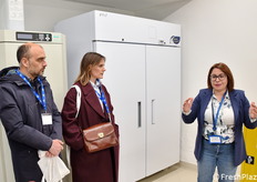 La farmacista Giovanna Lionetti spiega le attività del laboratorio.