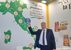 Raffaele Torti dell'omonima ditta di patate Torti, indica sulla mappa geografica la sede dove è ubicato lo stabilimento aziendale.