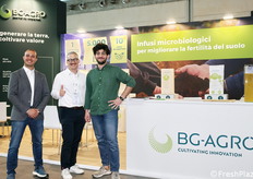Andrea De Sio e Mauro Moreno insieme a un visitatore, presso lo stand della BG-AGRO, specialisti in infusi microbiologici per fertirrigazione e trattamenti fogliari. L'azienda è una start-up fondata a settembre 2025 e alla sua prima partecipazione a Macfrut.
