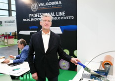 Renzo Gnutti della Coltelleria Valgobbia illustra il funzionamento di una tagliangurie portatile, di facile e sicuro utilizzo, idonea a porzionare cocomeri di qualunque grandezza anche direttamente nei punti vendita.