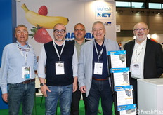 Foto di gruppo presso lo stand Biofresh-MET, due aziende storicamente concorrenti che si sono recentemente alleate per creare un progetto industriale unico nel mercato dell'ozono