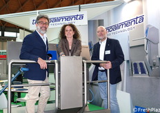 Tecnoalimenta ha esposto per la prima volta a Macfrut: Gianluca, Miriam, Marco hanno spiegato in dettaglio il funzionamento della stazione igienizzante per sanificare suole delle scarpe e mani, oltre ad altri dispositivi in esposizione.