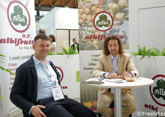 Allo stand Albifrutta, nella collettiva delle imprese piemontesi, il responsabile della frigoconservazione Marco Meloni insieme al direttore Flavio Lovera.