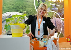 Marialucia Stravato della Strafrutta mentre indica una cassettina di Sugar, il melone garantito per alta qualità per 12 mesi l'anno.