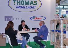 Colloqui in corso presso lo stand.