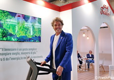 Un ginnico Emile Fellini nello stand che ricorda la casa di famiglia per comunicare calore e ospitalità.