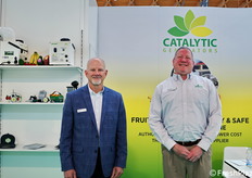 Greg Akins e Steve Page. Il sistema della Catalytics Generators permette di generare etilene direttamente nelle celle di maturazione, eliminando le bombole a gas. In Italia, è autorizzata per la maturazione di banane, avocado e cachi.