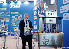 Valerio De Caro (sales manager) ha illustrato i macchinari PND in esposizione.