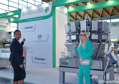 Alice Kalinda (Ishida Europe Ltd) e Katia Tempone della Interideatre, distributore esclusivista per l'Italia nel settore vegetable di macchinari Ishida come la pesatrice multitesta in foto.