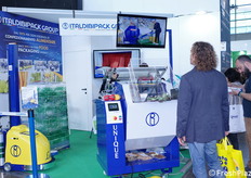 Visitatori interessati allo stand Italdibipack Group, specialista in macchine per il confezionamento termoretraibile, flowpack e avvolgitori.